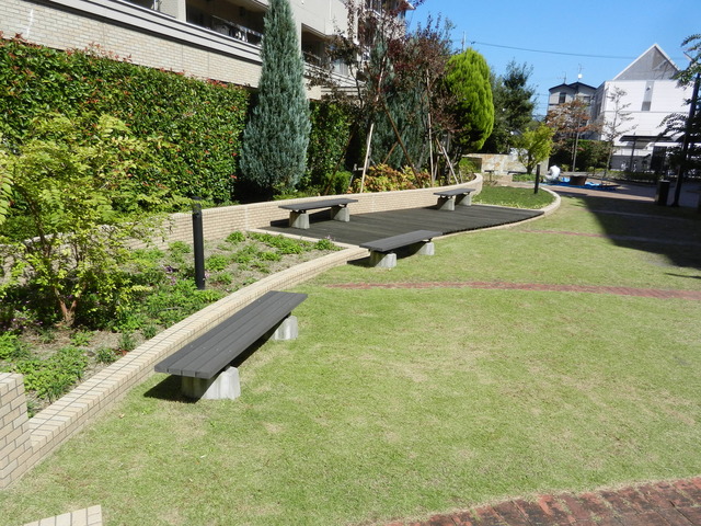 マンション中庭公園のベンチ(静岡県 シダ住建株式会社)