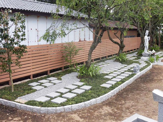 お寺の樹木葬墓地のウッドフェンスの施工例（栃木県の有限会社下野石栄様ご施工）